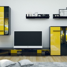 Design modular cu perete galben-negru