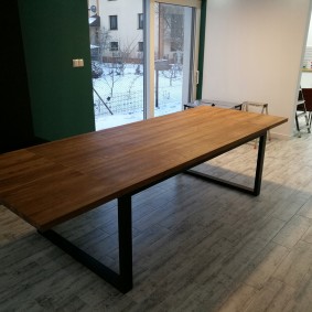 שולחן ארוך בסגנון תעשייתי