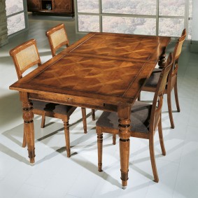 שולחן עץ לסלון בסגנון אנגלי