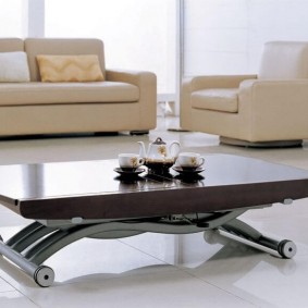 Folding coffee table on casters