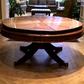 שולחן עגול עשוי אפר טבעי