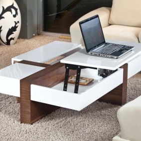 laptop pe o masă de transformare într-un living