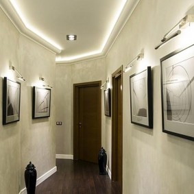 Koridorun duvarındaki resimlerin LED aydınlatması