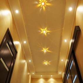 The design of the ceiling in a narrow corridor