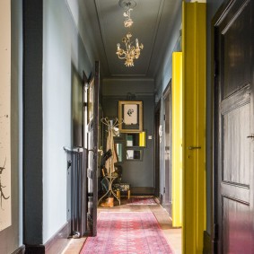 Uși galbene de pe hol spre sufragerie