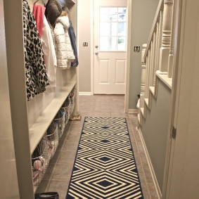 Narrow rug geometric pattern