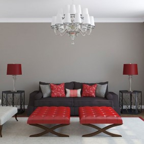 Mobilă roșie într-o cameră cu un perete gri