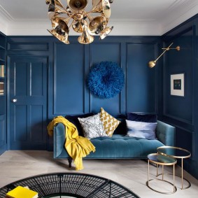 Zils dīvāns viesistabā