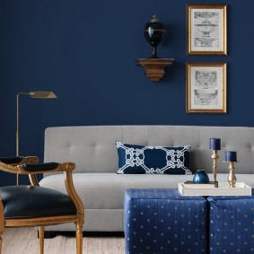 Mavi duvar bir arka planda gri mobilya