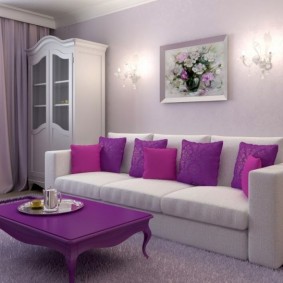 Violetas krāsas spilveni uz taisna dīvāna