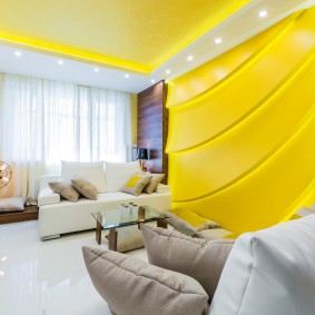 غرفة المعيشة الأصفر والأبيض الداخلية