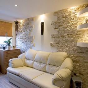 trang trí bằng đá của các bức tường của phòng khách