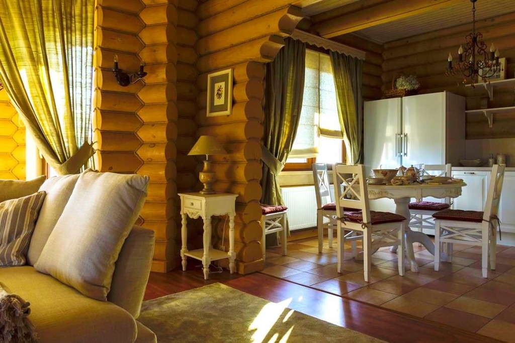 חדר אוכל למטבח בבית כפרי עשוי בולי עץ