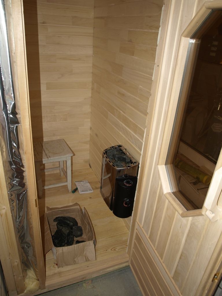 Kompaktowy piec grzewczy wewnątrz sauny loggii