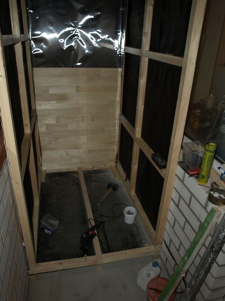 Konstruksyon ng isang frame ng dingding para sa isang sauna sa balkonahe