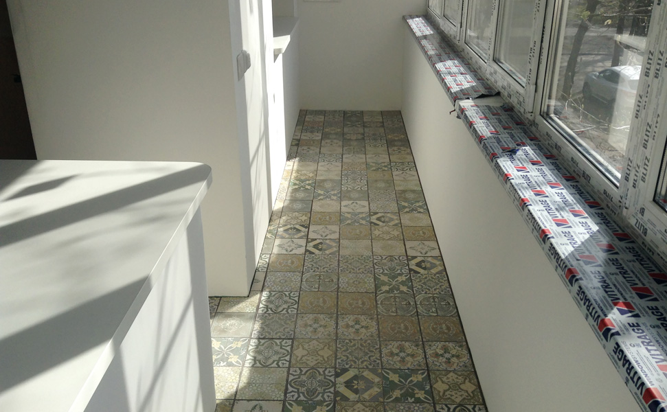 Piastrelle in stile patchwork sul pavimento della loggia