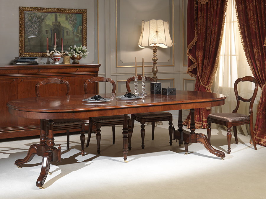 Koka pagarināms galds klasiskā stila telpā