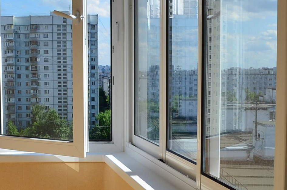 Vitrage combiné d'un balcon dans une maison en panneaux