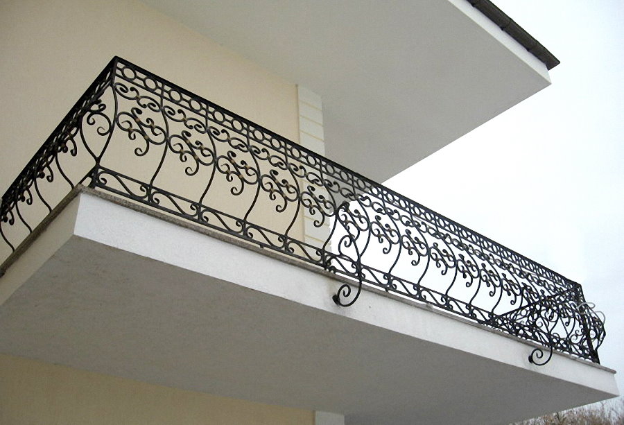 Garde-corps d'un balcon ouvert avec des éléments forgés