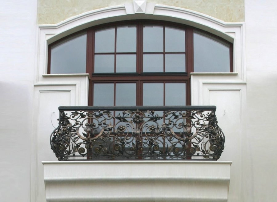 Garde-corps forgé sur le balcon de la maison aux murs blancs
