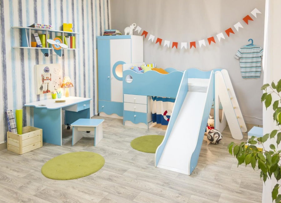 Pat pentru copii cu un tobogan într-un set de mobilier modular