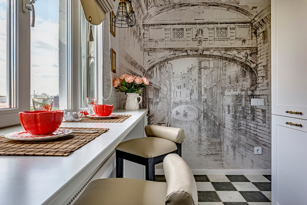 Papier peint avec impression photo dans la cuisine d'un appartement de deux pièces