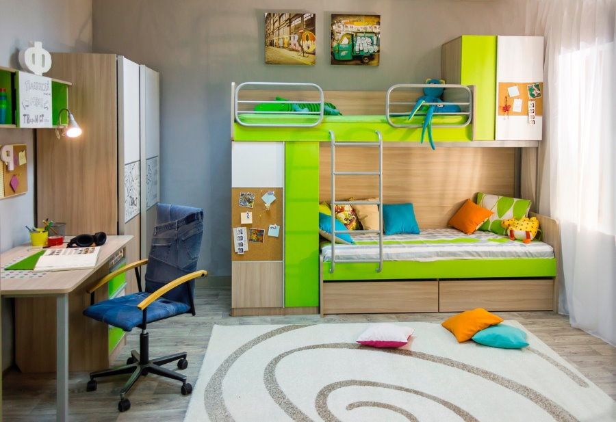 İki çocuk odasında modüler mobilyalar