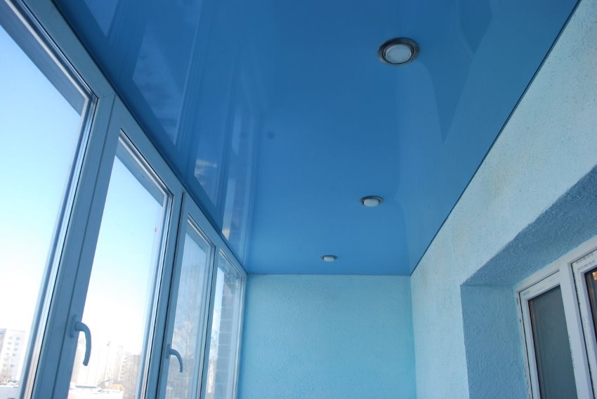 Plafond tendu bleu sur le balcon de l'appartement