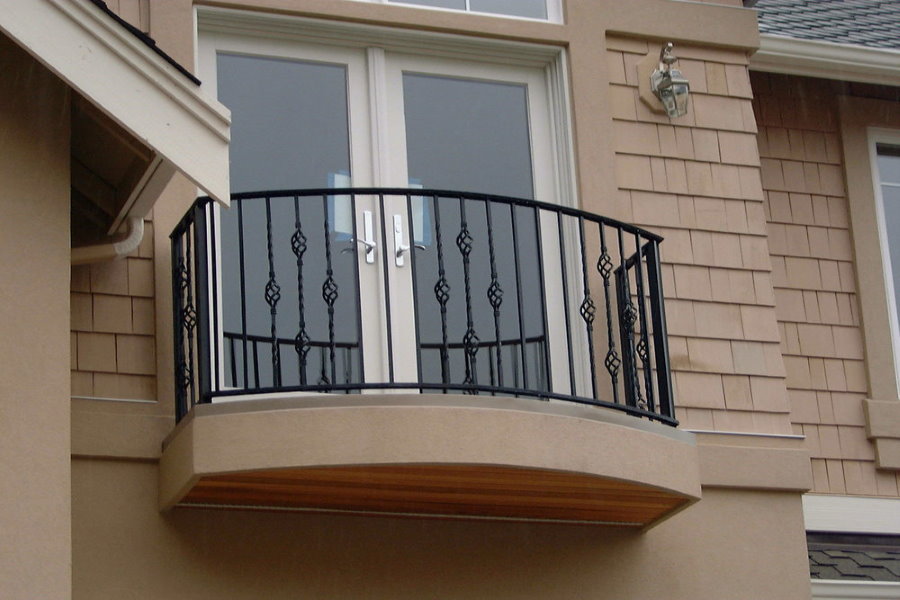 Photo d'un balcon compact sur la façade d'une maison privée