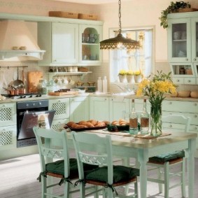 Provence stila tapetes virtuves dekoru idejām