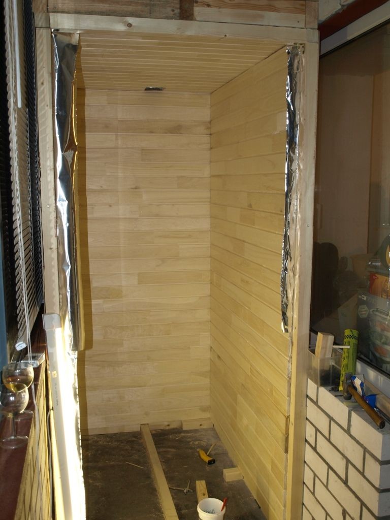 Sosnowa podszewka jako dekoracja ścienna sauny balkonowej