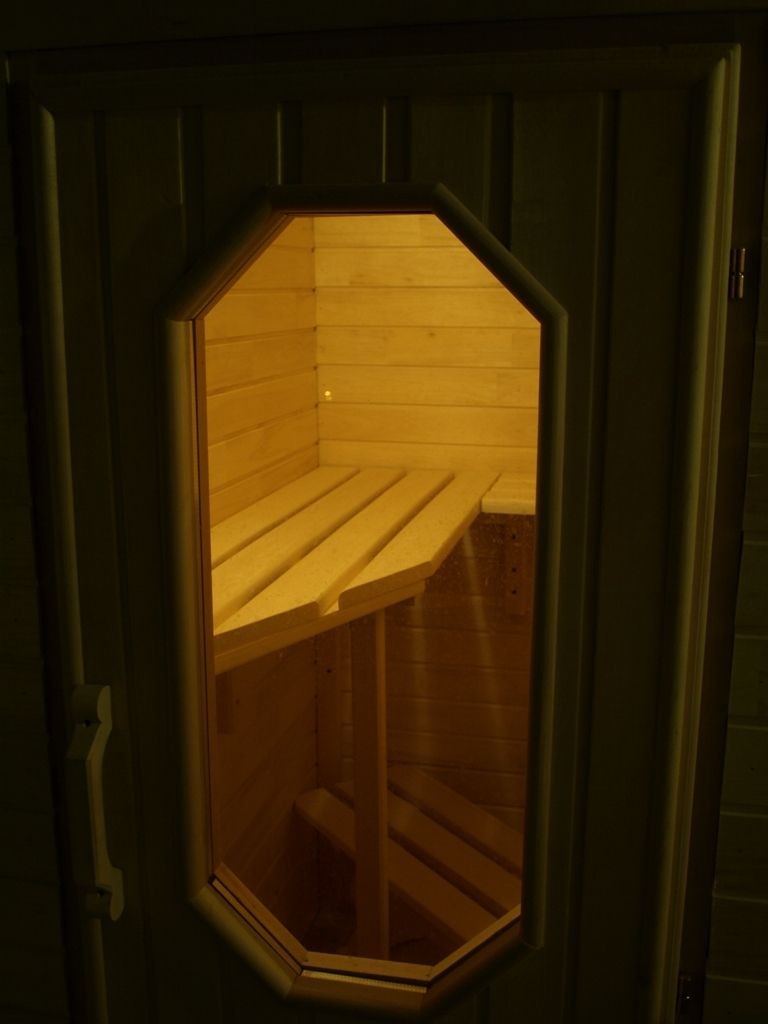 Finestra nella porta della sauna balcone