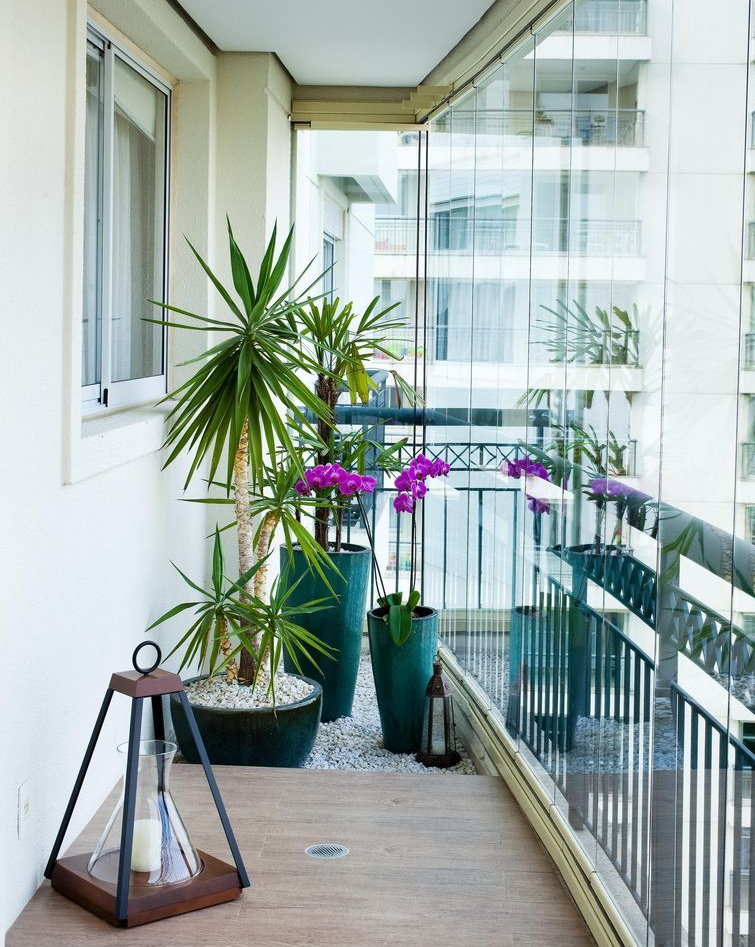 Vitrage sans cadre d'un balcon étroit dans un appartement