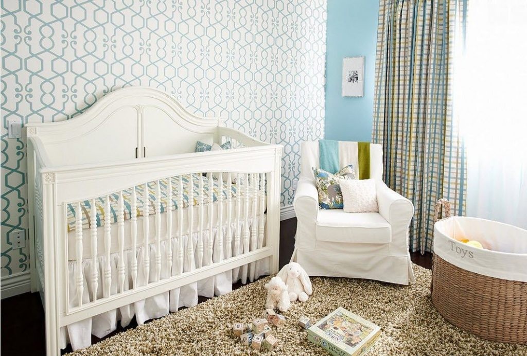 Tapet luminos într-o cameră confortabilă pentru un nou-născut