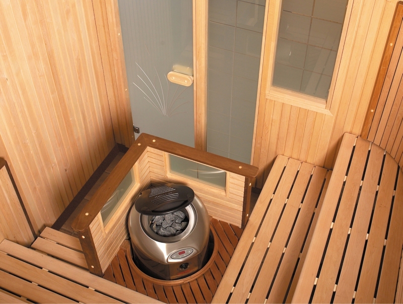 Chimenea estufa en una sauna en miniatura en la logia