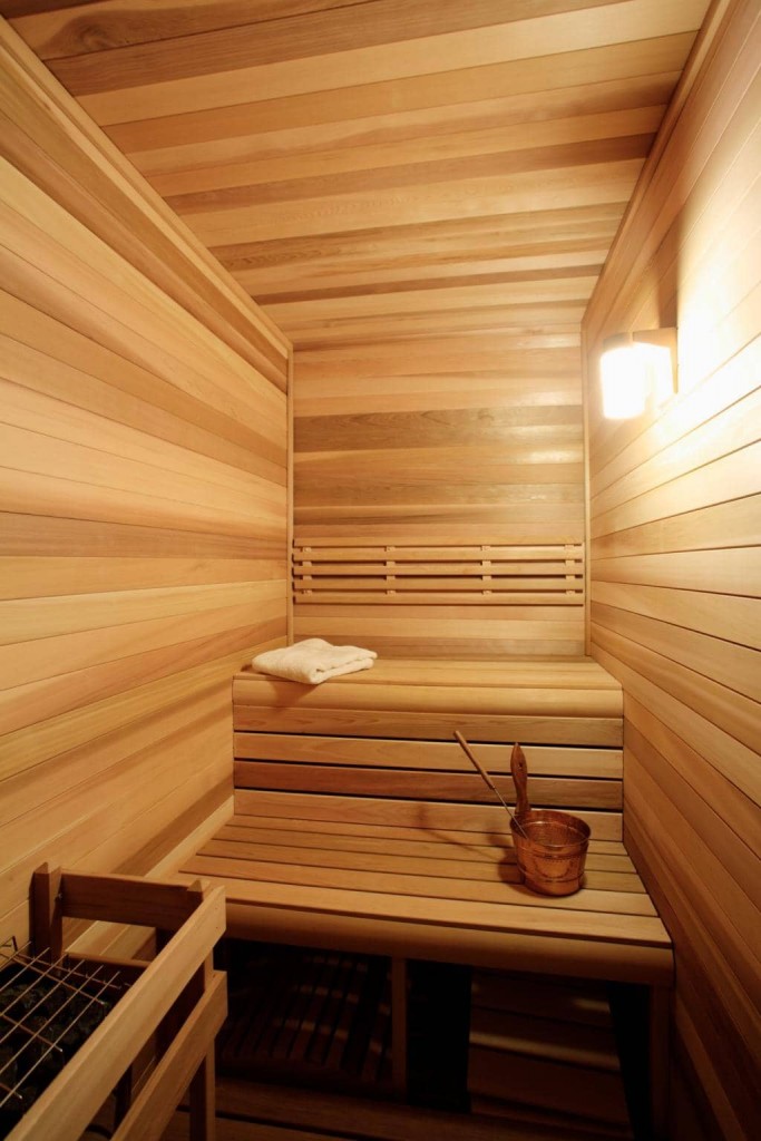 Prateleiras em uma sauna a vapor estreita de uma sauna compacta
