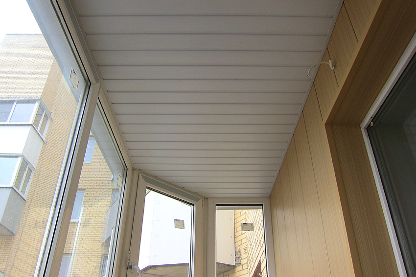 Kapalı balkonun tavanındaki PVC paneller