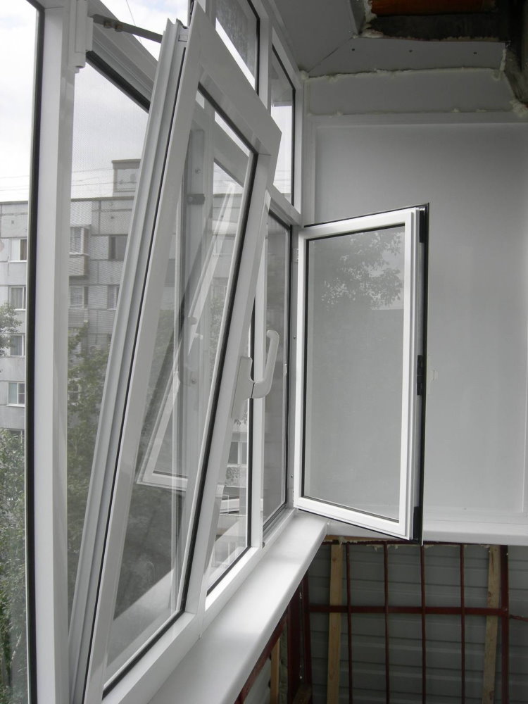 Portes battantes sur les fenêtres du vitrage du balcon