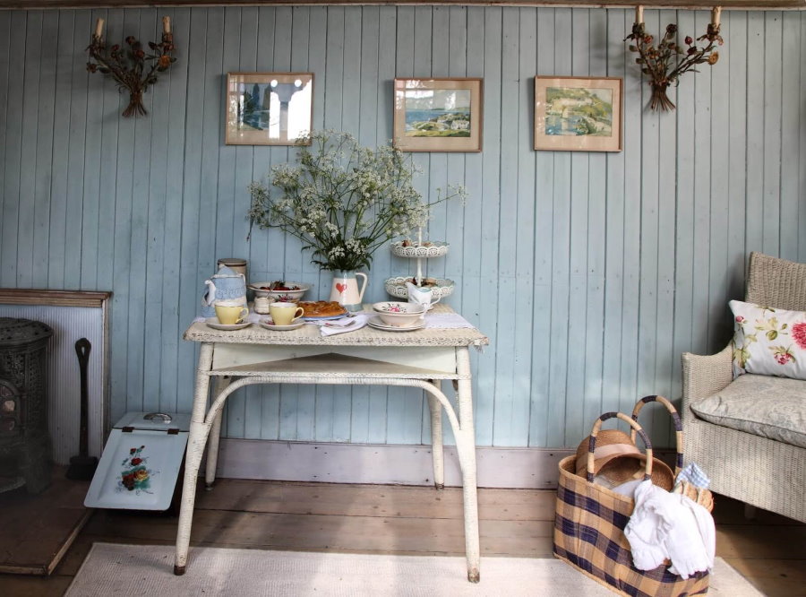 Xếp hàng trên tường của một ngôi nhà mùa hè theo phong cách của Provence