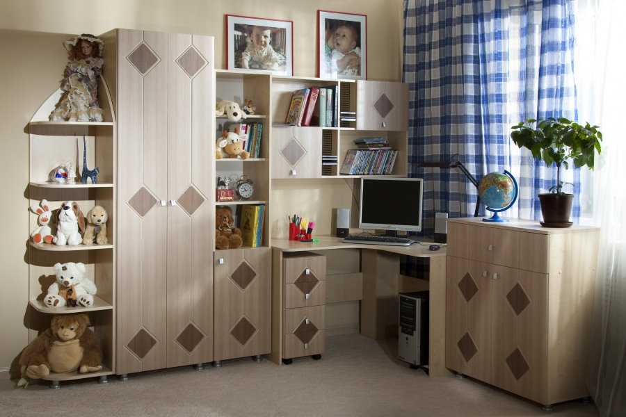 Corner children's wall with wardrobe and table