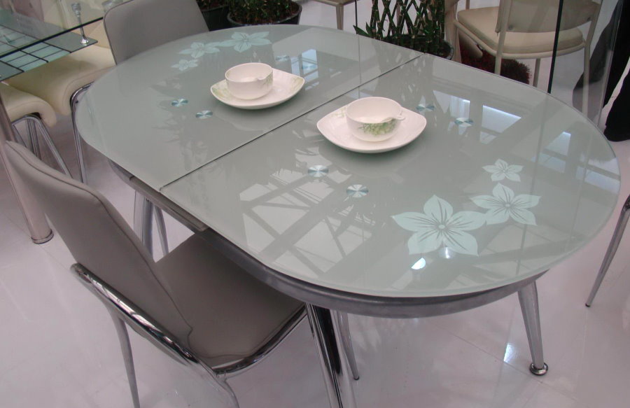 Table pliante de cuisine avec plateau en verre