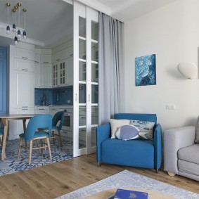 Mutfak-oturma odasında mavi mobilya