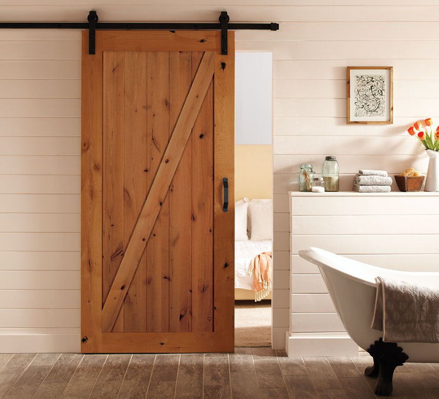 Porte coulissante en bois dans la salle de bain