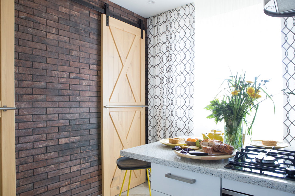 Sliding door in the interior of a compact kitchen