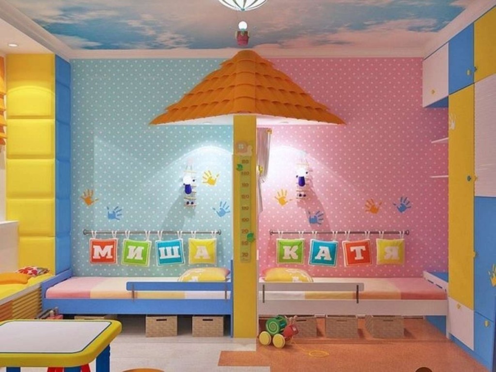 Différents papiers peints dans la chambre des enfants hétérosexuels
