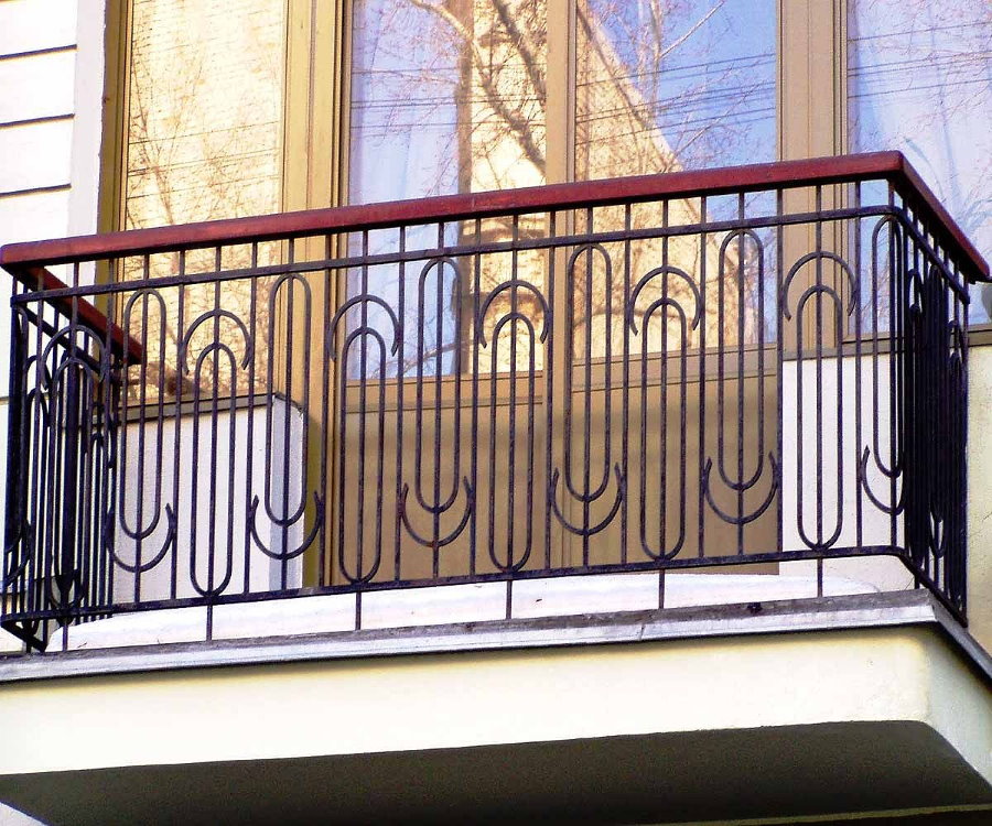 درابزين شعرية على الشرفة المفتوحة للشقة