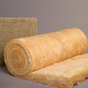 Lã mineral para aquecer as paredes de uma sauna doméstica