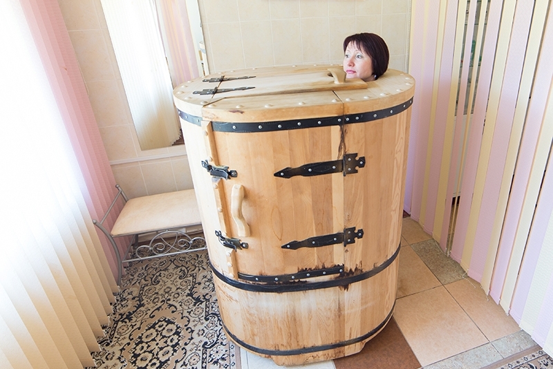 Barril de cedro Phyto-sauna en una logia acristalada