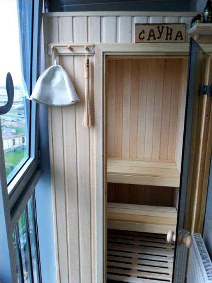 Porta aberta para a sauna na varanda do apartamento