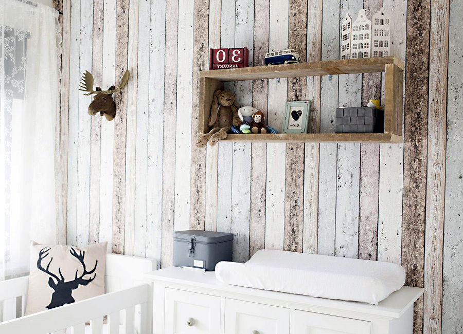 מדף עץ על קיר החדר לתינוק